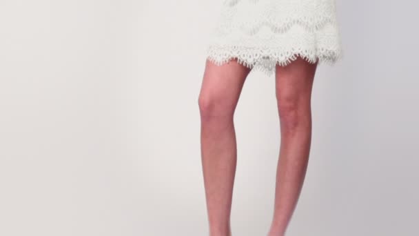 Beyaz elbiseli mutlu kız stand — Stok video