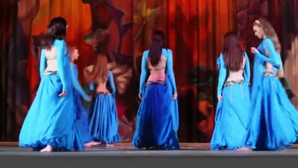 Танцующий коллектив на сцене — стоковое видео