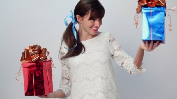 Mujer sostiene dos cajas de regalo — Vídeos de Stock