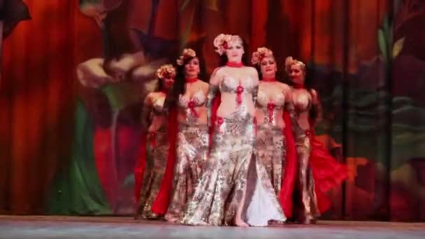 Семь женщин танцуют — стоковое видео
