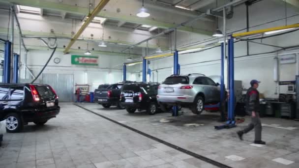 Adamın araba Servis Merkezi girer — Stok video