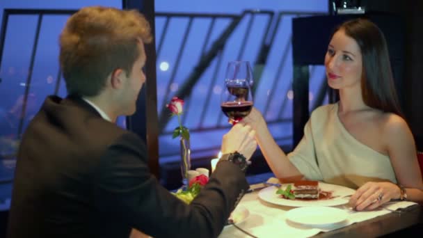 Man en vrouw drink rode wijn — Stockvideo