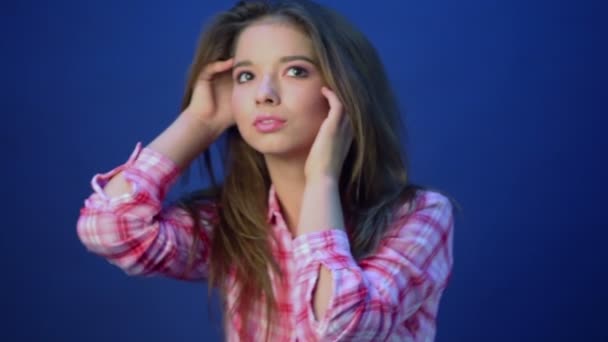 Menina bonita em camisa xadrez rosa — Vídeo de Stock