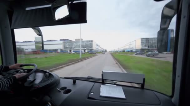 Автобусные поездки по дороге между зданиями — стоковое видео