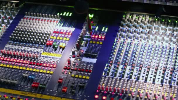 Mixer audio professionale funziona — Video Stock