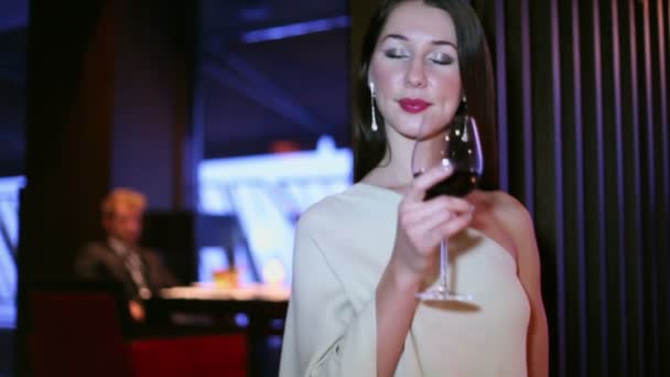 Woman hold glass of wine — Stock Video