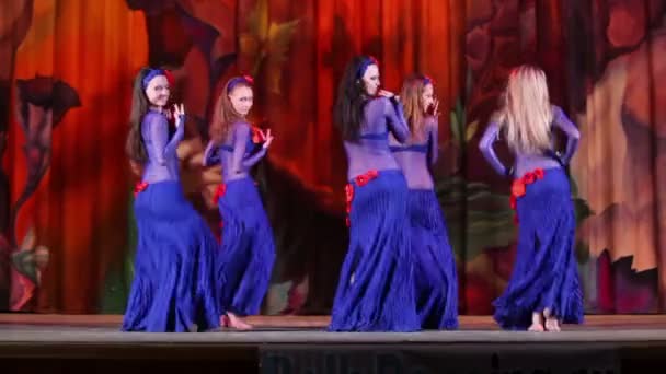 Five girls dance on stage — Stock Video