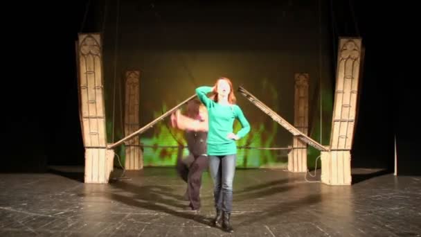 Актрис співати і танцювати на сцені — стокове відео