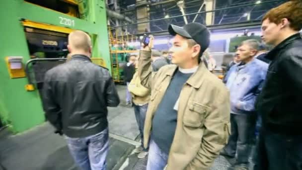 La gente mira el trabajo en la fábrica de Avtovaz — Vídeo de stock