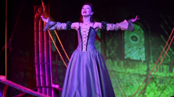 Aktorka Olga Vorozhcova śpiewa na scenie — Wideo stockowe