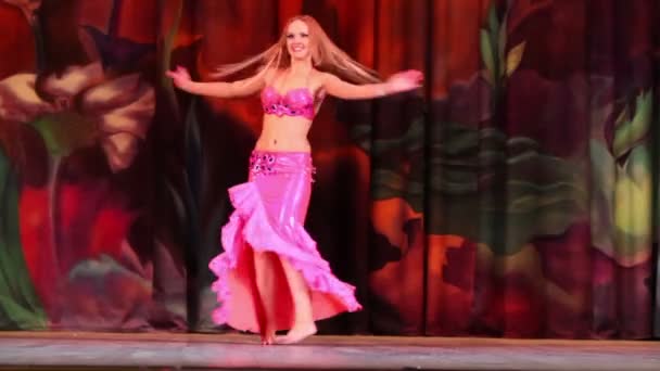 Partecipante donna di Bellydance Superiorità — Video Stock