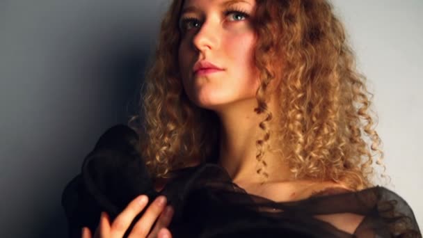 Молодая модель с вьющимися волосами — стоковое видео
