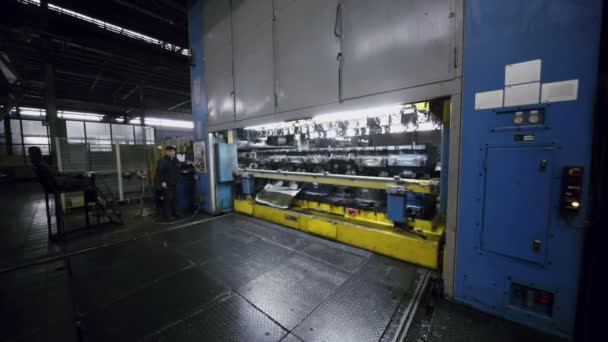 Máquina de controles de trabalhadores na fábrica da Avtovaz — Vídeo de Stock