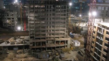 Gece boyunca işçiler yapı taşı
