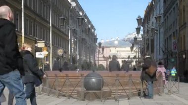 Anıtın hareket insanlar