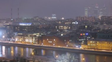 Gece şehir panorama Nehri ile
