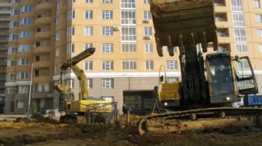 İki Ekskavatör inşaat sitesinde