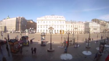 Sokakta yürüyen insanlar