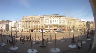 Nevsky prospekt üzerinde yürüyen insanlar