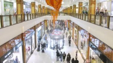 İnsanlar alışveriş merkezi salonu taşıma