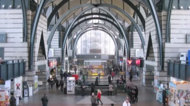 İnsanlar Ladogsky tren istasyonunda
