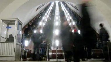Metroda yürüyen merdiven kullanan kişiler