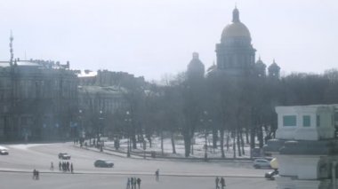 Kilise ile sokak üzerinde trafik