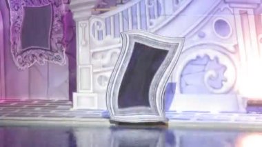 Tiyatro hareket gerçekleştiren aktörler