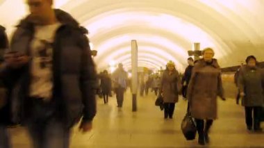İnsanlar metro metro istasyonu