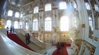 Merdiven Hermitage Müzesi'nde ziyaretçi