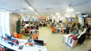Masaları çalışan gazeteciler