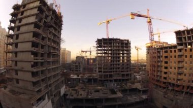 İşçilerin inşaat alanı içinde çalışma