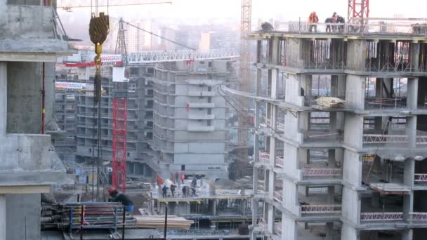 Travailleurs construisant des blocs pendant la journée — Video