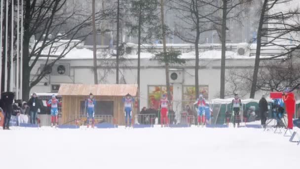 Les gens à la ligne de départ du concours de ski — Video