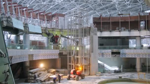 Workers building airport terminal — Stock Video