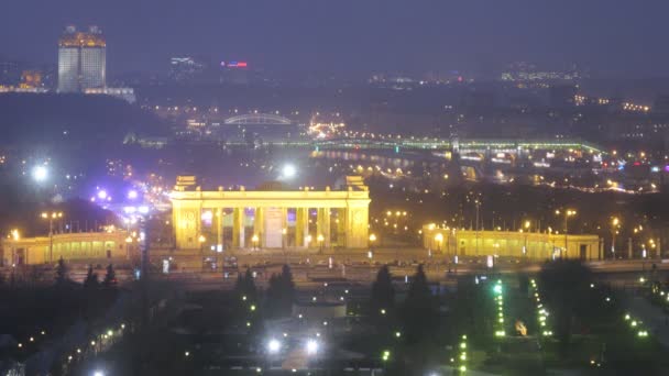 Ciudad nocturna: panorama del parque — Vídeo de stock