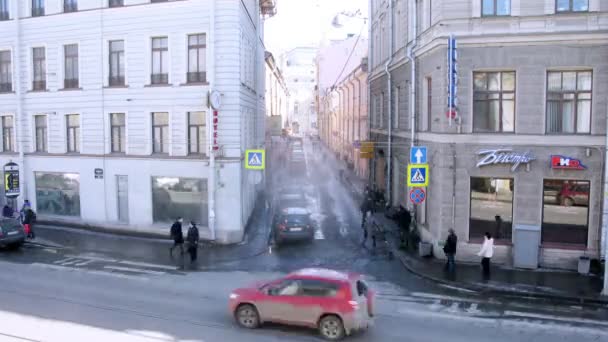 Ludzie chodzą na ulicy na skrzyżowaniu — Wideo stockowe