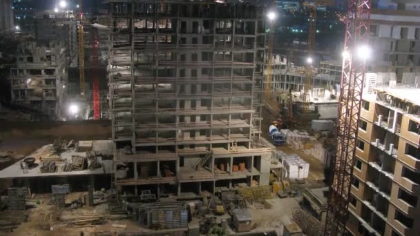 Arbeiter bauen Block in der Nacht — Stockvideo