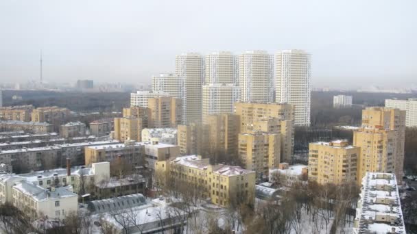 Luchtfoto van gesneeuwde stad — Stockvideo