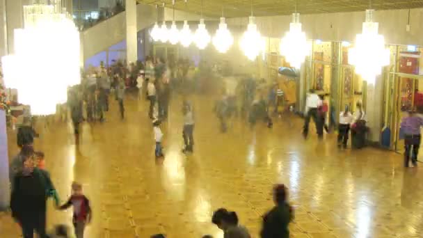 Les gens se relaxent dans le hall — Video
