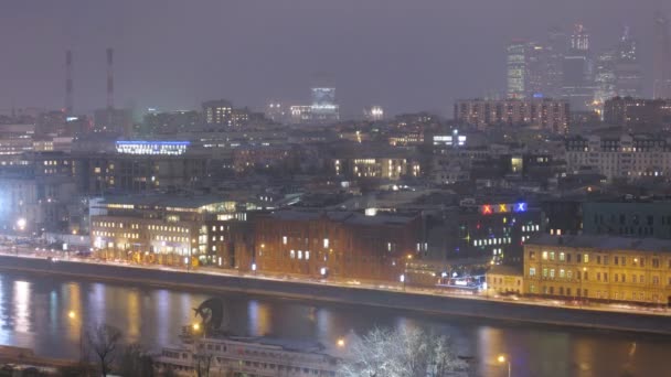 Night city panorama med floden — Stockvideo