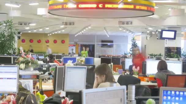 Sala de escritório com jornalistas trabalhando — Vídeo de Stock
