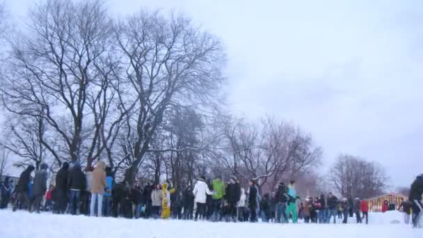 孩子们在雪的战斗 — 图库视频影像