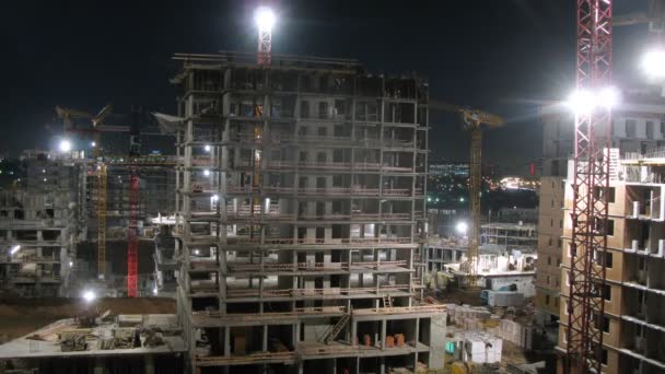 Bloco sendo construído à noite — Vídeo de Stock