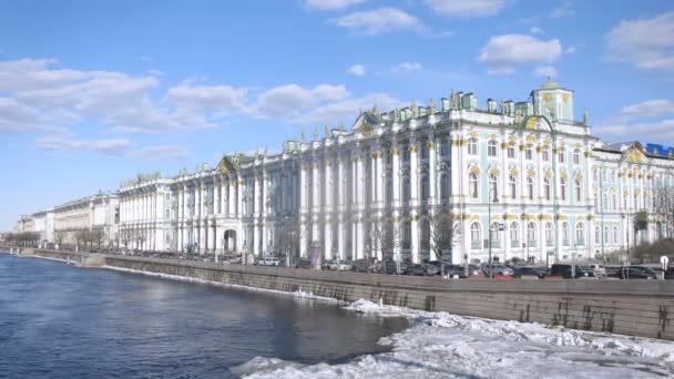 Palacio de Invierno con río Neva — Vídeos de Stock