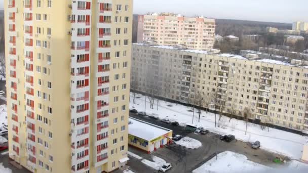 Edificio de gran altura en ciudad nevada — Vídeo de stock