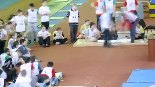 Enfants séjournant avec ballon et professeur — Video