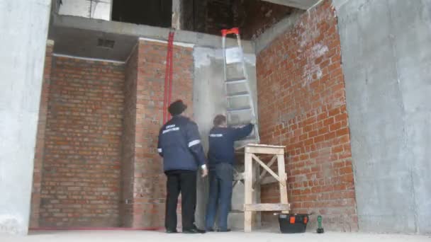 Gente revisando edificio nuevo en Sokolniki — Vídeos de Stock