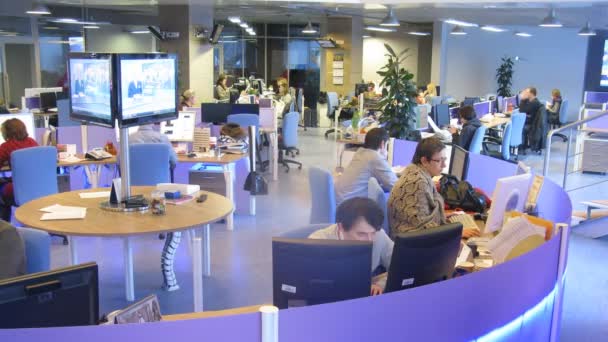 Pessoas que trabalham no escritório RIA Novosti — Vídeo de Stock