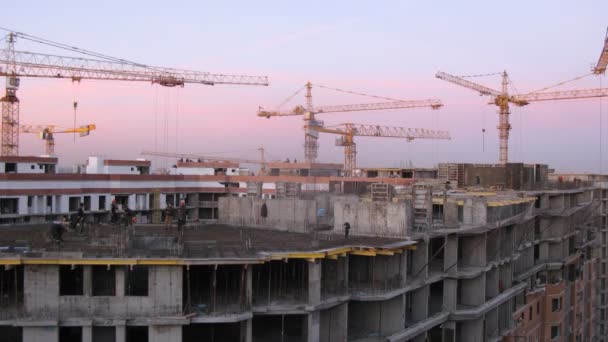 Trabajadores en la parte superior del edificio de trabajo — Vídeos de Stock